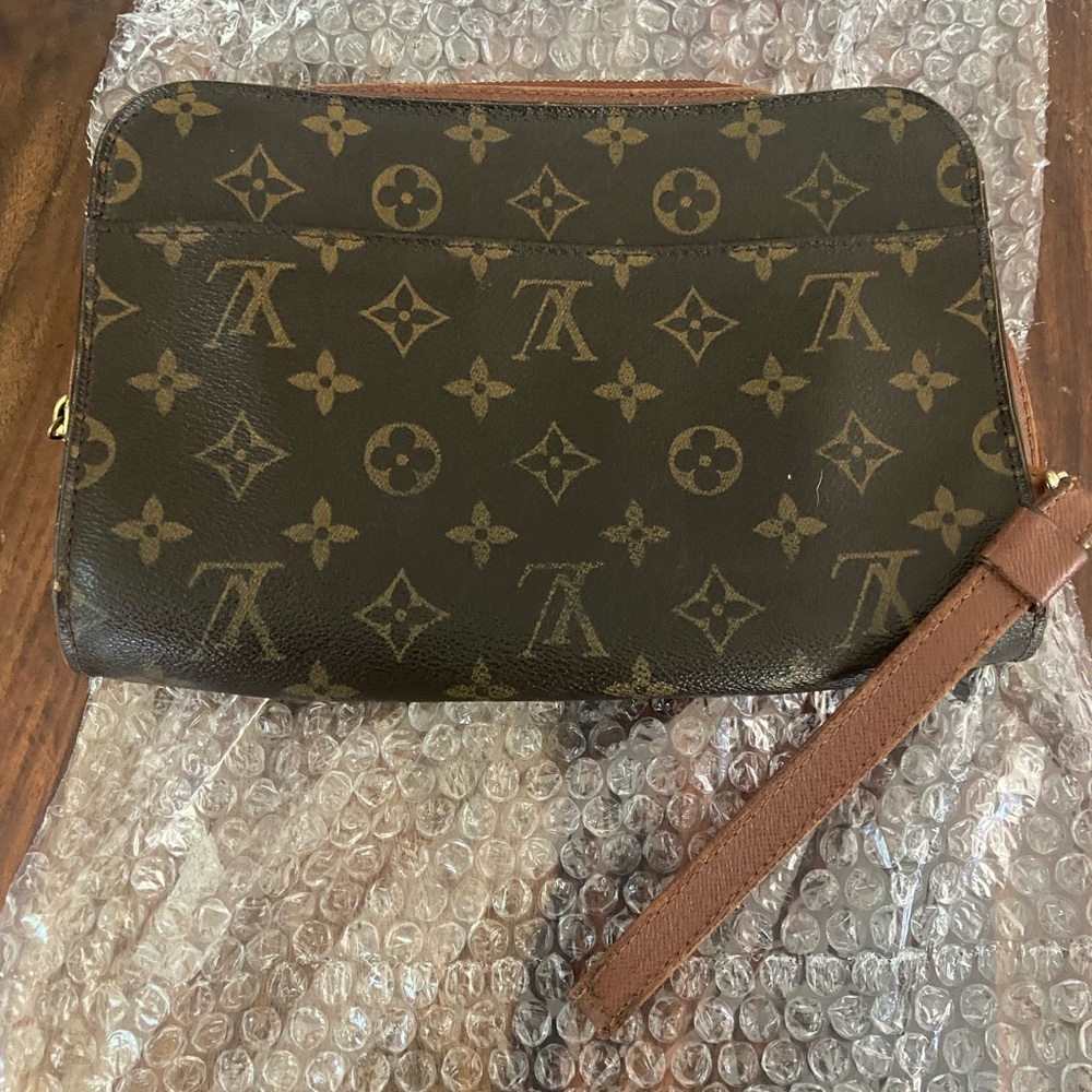 LV MONOGRAM WRISTLET (NO STICKY IN POCKETS)
